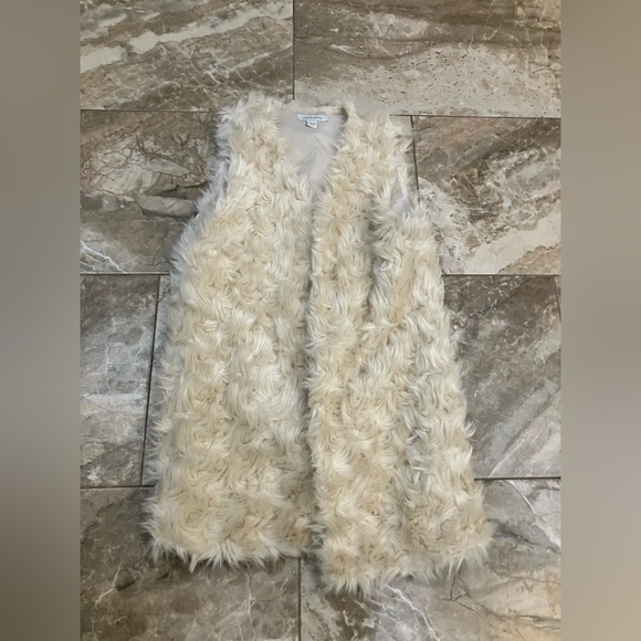 Women’s Boston Proper Faux Fur Vest - Picture 2 of 5